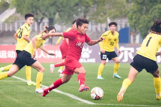 关于战胜困难，女足选手坚持训练备战重要赛事的信息