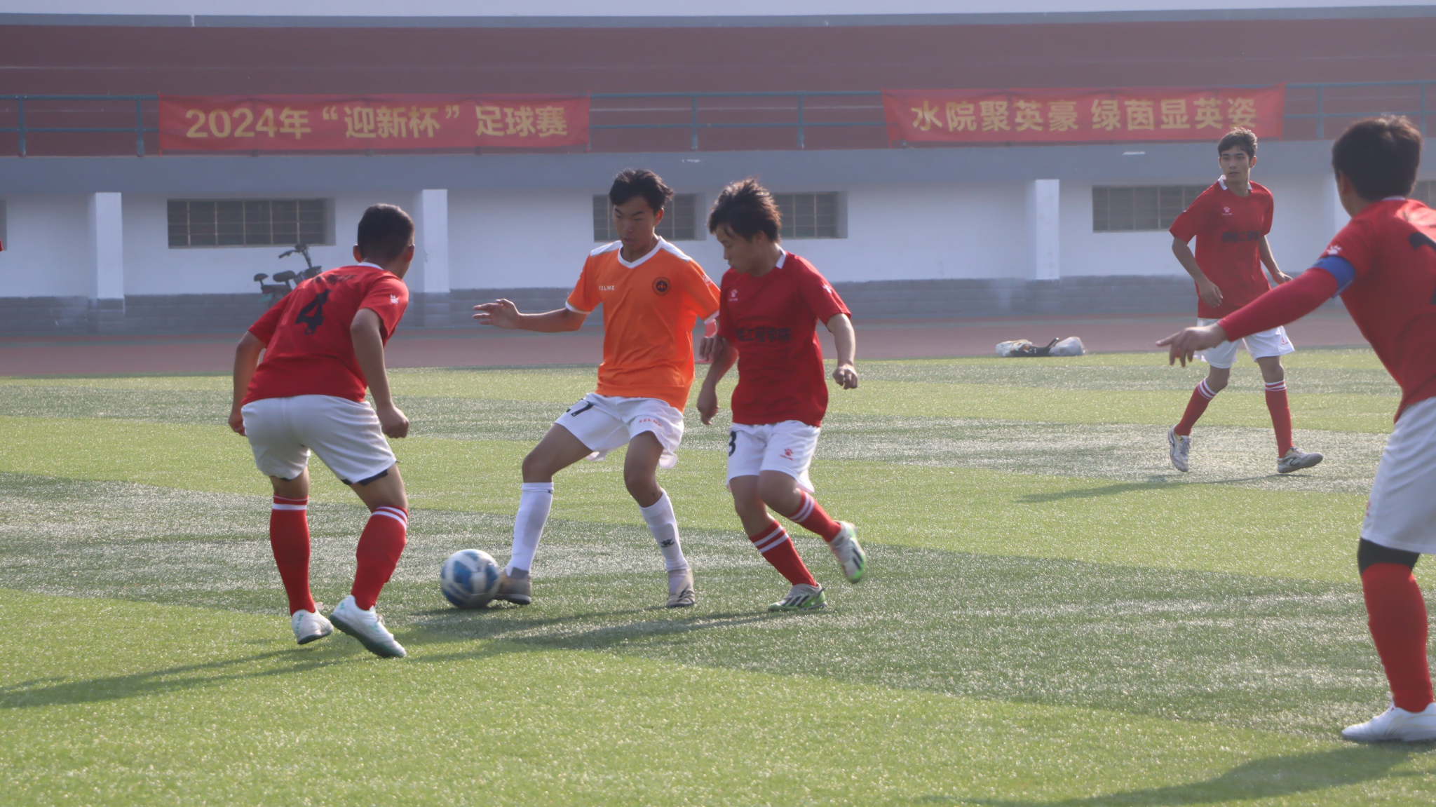 家人欢聚观看足球赛事，场面欢快热闹