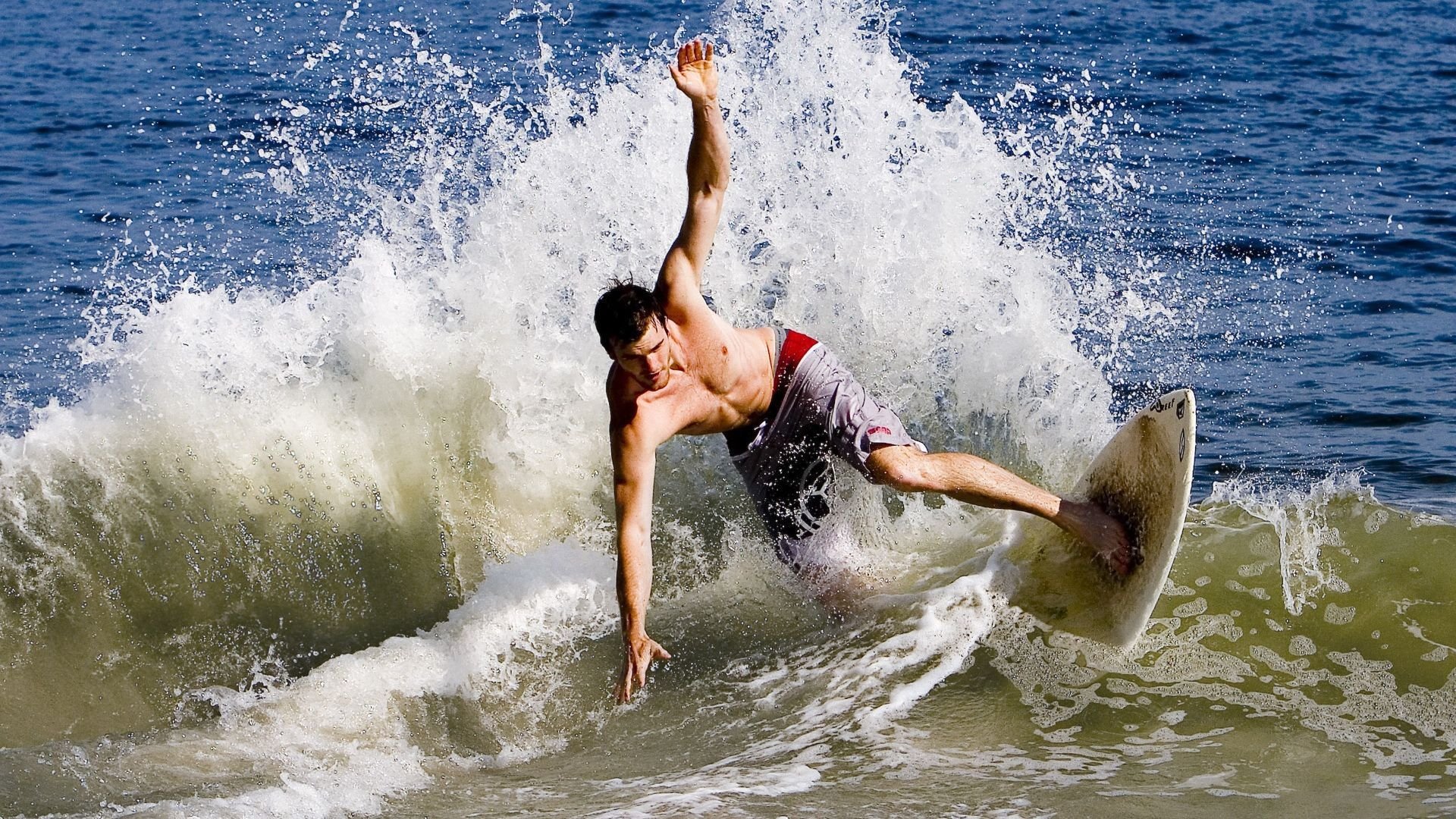 库里重返赛场，出色发挥首场状态出色，美国队观众沸腾！赛场气氛高涨的简单介绍